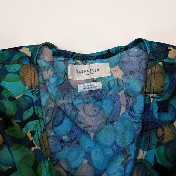 Short sleeve v-neck top - Picture 3 of 5